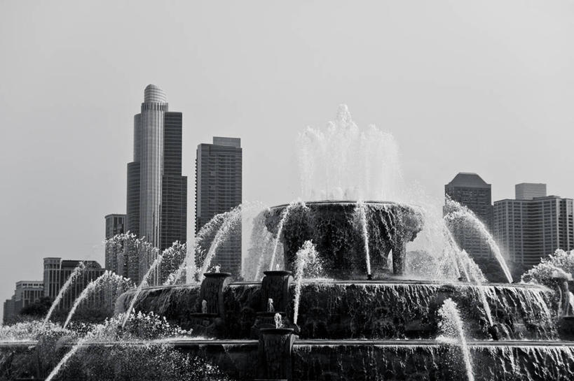 无人,横图,黑白,室外,白天,长时间曝光,海浪,水,天际线,城市,建筑,摩天大楼,喷泉,美国,塔,层次,现代,摄影,发展,伊利诺斯州,万里无云,芝加哥市