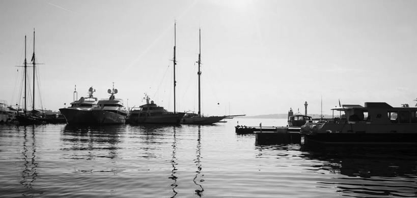 无人,横图,全景,黑白,室外,白天,海洋,城市,船,日光,法国,戛纳,停靠,反射,天空,运输,摄影,宁静,停泊,帆樯,桅竿,海港,帆柱