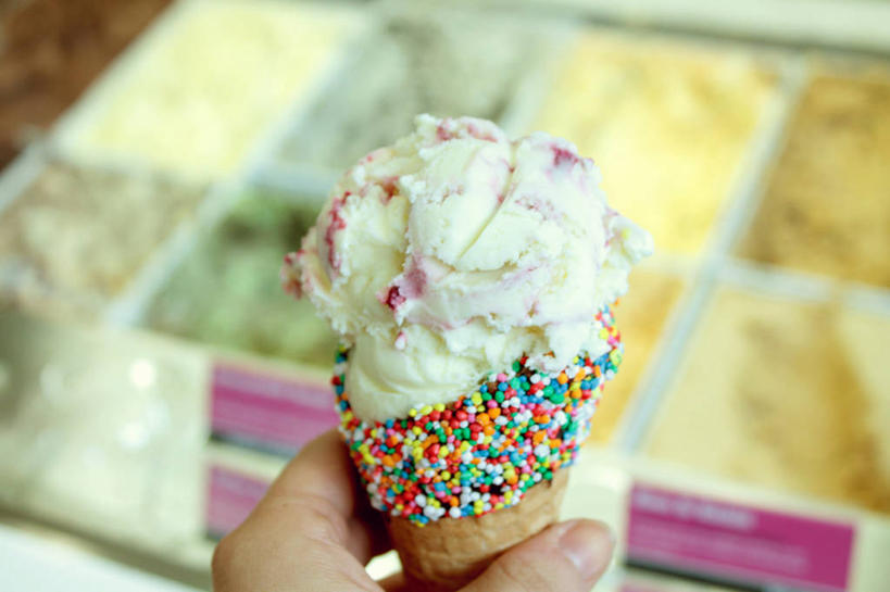 手,一个人,横图,室内,特写,澳大利亚,冰,拿着,饮食,甜食,冰淇淋,诱惑,摄影,部分,彩图,冰淇淋蛋卷