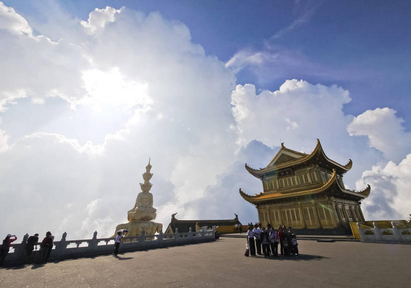寺庙,横图,室外,白天,建筑,云,许多人,宝塔,天空,一群人,摄影,宗教,佛教,四川省,宗教建筑,中国文化,峨嵋山,彩图,传统文化