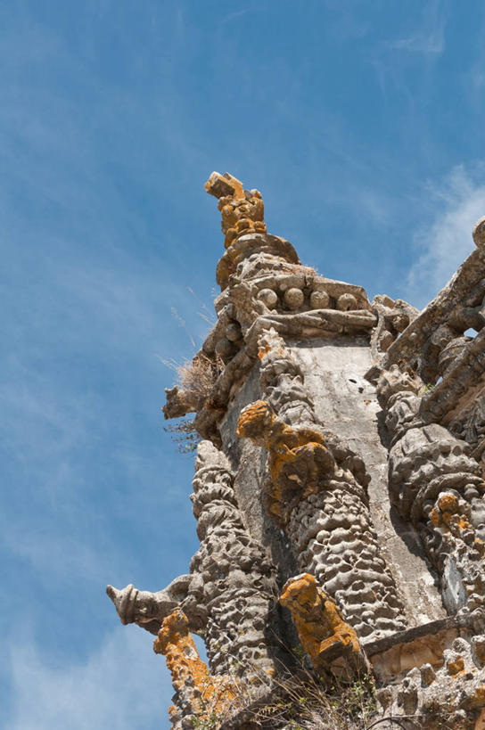 无人,竖图,室外,特写,白天,仰视,旅游,葡萄牙,节日,云,历史,文化,废墟,天空,地标建筑,祈祷,健康,许愿,摄影,宗教,信仰,纪念,祈求,基督教,天主教,修道院,手艺,信念,神学院,修院,隐修院,平安,彩图,低角度拍摄,旅行,托马尔