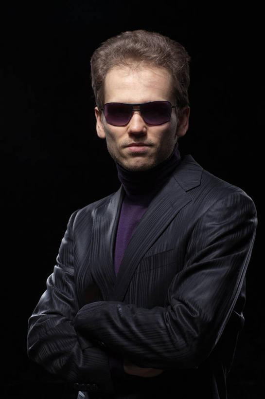 成年人,脸,头,脸颊,一个人,站,双手交叉,竖图,特写,正面,时尚,信心,俄罗斯,仅一个男性,仅一个人,黑色背景,套装,肩膀,仅一个年轻男性,黑色,太阳镜,摄影,双手抱胸,男人,男性,年轻男性,年轻人,头部,脸部,脸蛋,面部,彩图,影棚拍摄,态度