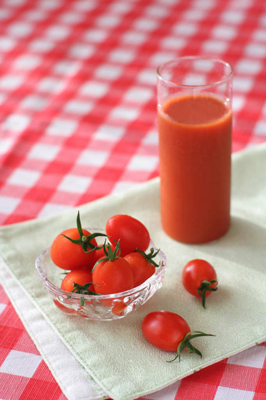 无人,竖图,室内,白天,桌子,西红柿,日本,饮食,桌布,白色,碗,番茄汁,摄影,清新,洗碗布,健康食物,玻璃杯,樱桃番茄,彩图