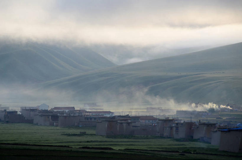 无人,横图,室外,白天,山,雾,建筑,地形,乡村,草,风景,自然,摄影,四川省,早晨,阿坝,彩图