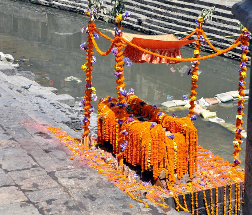 无人,横图,室外,白天,楼梯,尼泊尔,装饰,池塘,首都,花,摄影,宗教,死亡,加德满都,印度教,殒命,灭亡,灵性,葬礼,火葬,彩图
