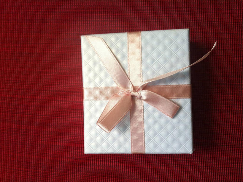 无人,横图,俯视,礼物,新加坡,红色背景,庆祝,包装纸,缎带,首都,盒子,摄影,惊奇,新加坡市,彩图,高角度拍摄,影棚拍摄,爱