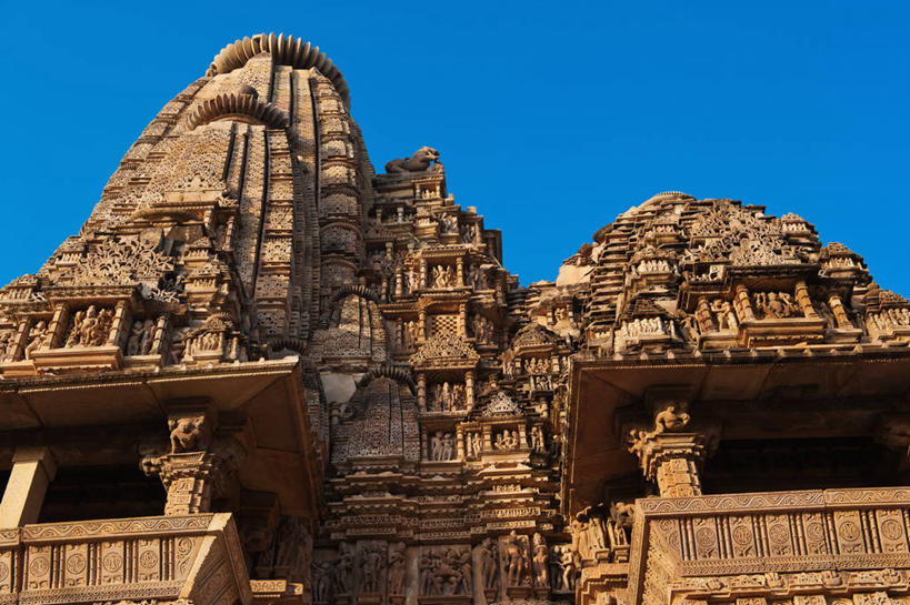 无人,横图,室外,白天,仰视,城市,建筑,印度,亚洲,古典,历史,地标建筑,摄影,宗教,南亚,万里无云,印度共和国,式样,中央邦,克久拉霍,彩图,低角度拍摄,卡久拉霍神庙