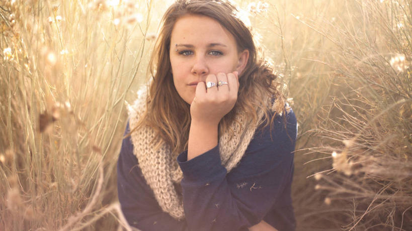 成年人,脸,头,脸颊,一个人,坐,横图,室外,白天,正面,日光,美国,仅一个年轻女性,仅一个女性,仅一个人,撑,田地,托腮,休闲装,肩膀,草,戒指,围巾,托,思考,放松,摄影,加利福尼亚,托下巴,肖像,眉钉,年轻女性,女人,女性,年轻人,头部,脸部,脸蛋,面部,彩图,美人,独处