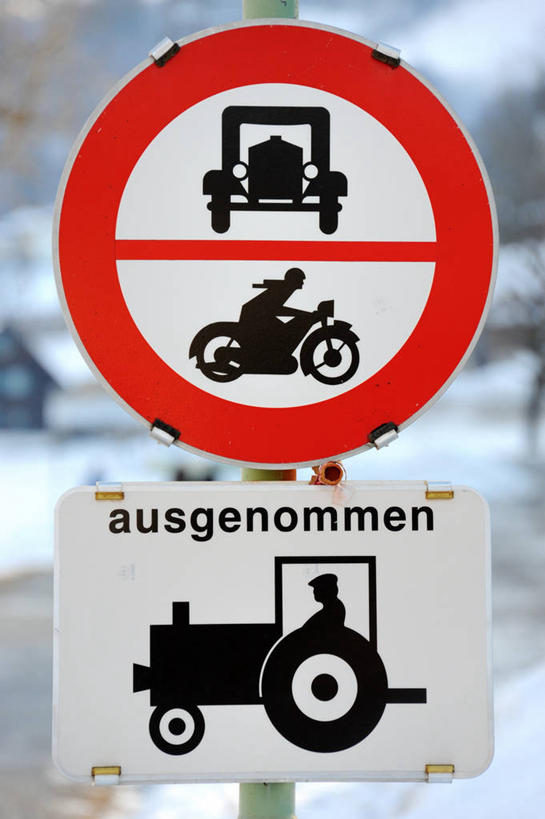 无人,竖图,室外,特写,白天,通讯,汽车,奥地利,文字,摄影,指导,英文字母,拖拉机,交通标志,彩图