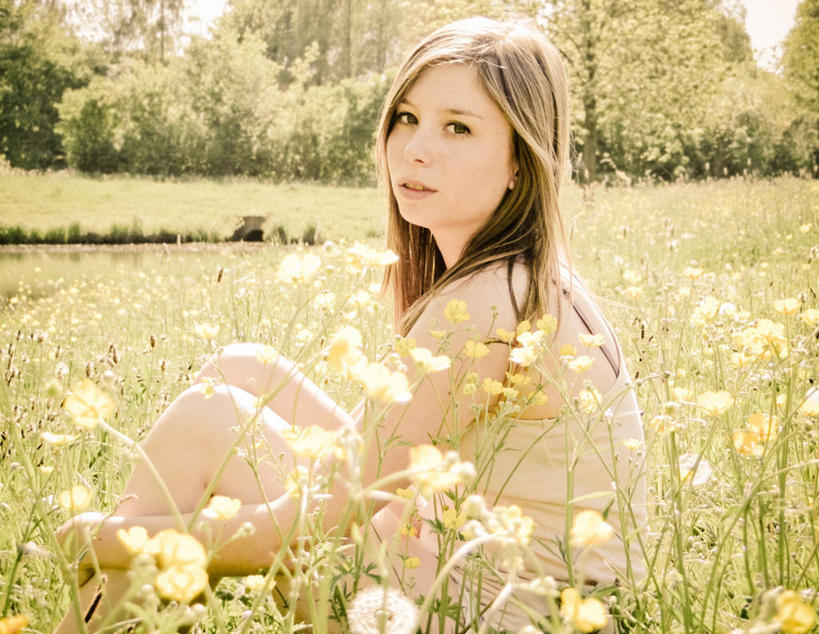 西方人,成年人,一个人,坐,横图,室外,白天,侧面,信心,植物,欧洲,荷兰,欧洲人,仅一个年轻女性,仅一个女性,仅一个人,田地,毛茛,草药,药草,中药,草,花,树,自然,摄影,肖像,药材,中草药,中药材,本草,老虎脚爪草,鱼疔草,奈梅亨,年轻女性,女人,女性,白种人,年轻人,休闲活动,彩图,美人,海尔德兰