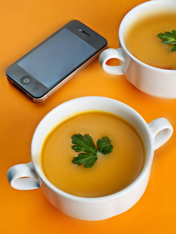 果汁,无人,竖图,特写,技术,胡萝卜,手机,意大利,橙色背景,饮食,摄影,清新,无线电技术,彩图,影棚拍摄,装饰菜