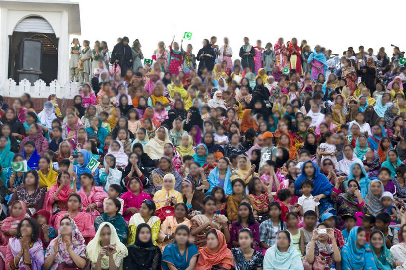 成年人,坐,横图,室外,白天,巴基斯坦,庆祝,许多人,刺激,一群人,摄影,享乐,拉合尔,彩图,传统服装,传统文化