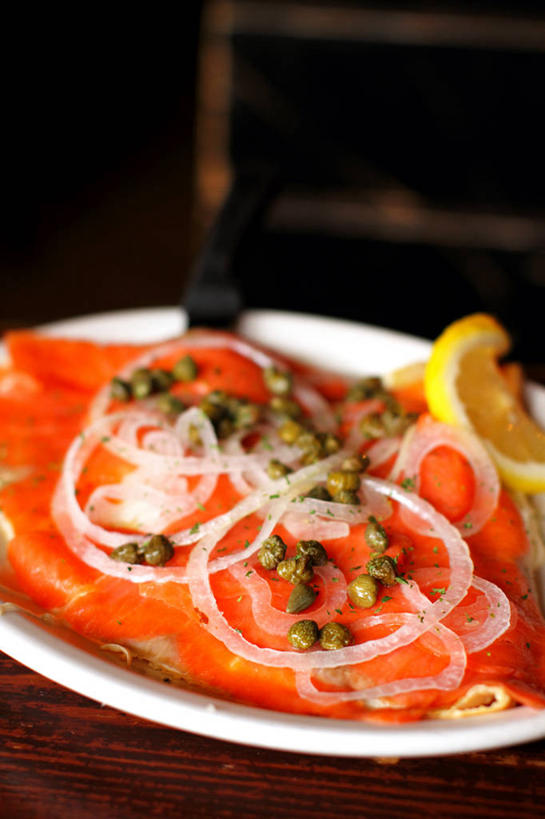 奶酪,无人,竖图,室内,特写,白天,洋葱,加拿大,干酪,起司,芝士,营养,饮食,盘子,乳酪,摄影,乳制品,清新,横截面,发酵,法式食品,马槟榔,健康食物,魁北克,法国薄饼,海产,彩图,瑞士奶酪