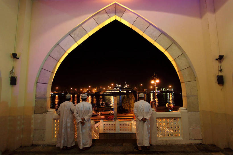 成年人,三个人,横图,室内,夜晚,建筑,船,阿曼,拱门,首都,背面,天空,运输,摄影,宗教,照亮,波斯湾,大马斯喀特,背手,彩图,传统服装