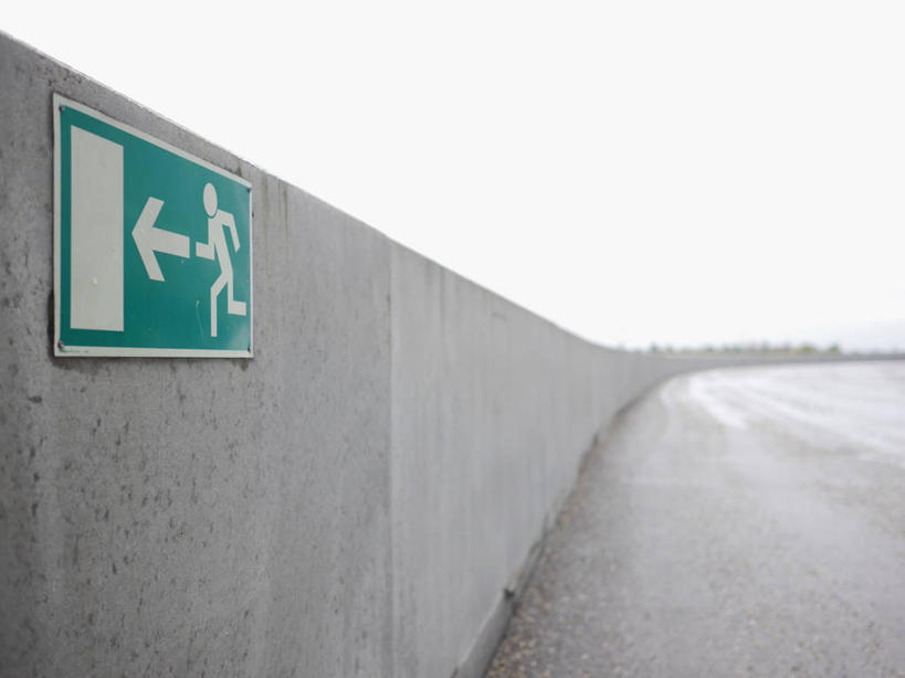 无人,横图,室外,白天,通讯,路,指示牌,德国,标志,文字,围墙,方向,标识,箭头,摄影,指导,指向,万里无云,簇,彩图,紧急出口