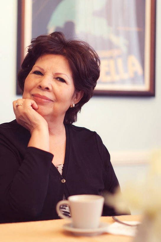 西方人,成年人,老年人,脸,头,脸颊,一个人,坐,微笑,竖图,室内,幸福,欧洲,美国,欧洲人,仅一个女性,仅一个人,撑,咖啡杯,托腮,休闲装,饮食,肩膀,茶碟,托,摄影,仅一个老年女性,托下巴,肖像,德克萨斯,埃尔帕索,老年女性,女人,女性,白种人,头部,脸部,脸蛋,面部,彩图,咖啡馆,短发