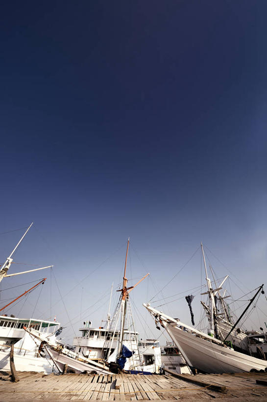 无人,码头,竖图,室外,白天,港口,船,印度尼西亚,停靠,木制,集装箱,货柜,蓝色,白色,容器,箱子,运输,摄影,宁静,停泊,物流,万里无云,南苏拉威西省,彩图,摆渡口,埠头,渡口,渡头,港湾,海港,货运码头,口岸,商港,望加锡