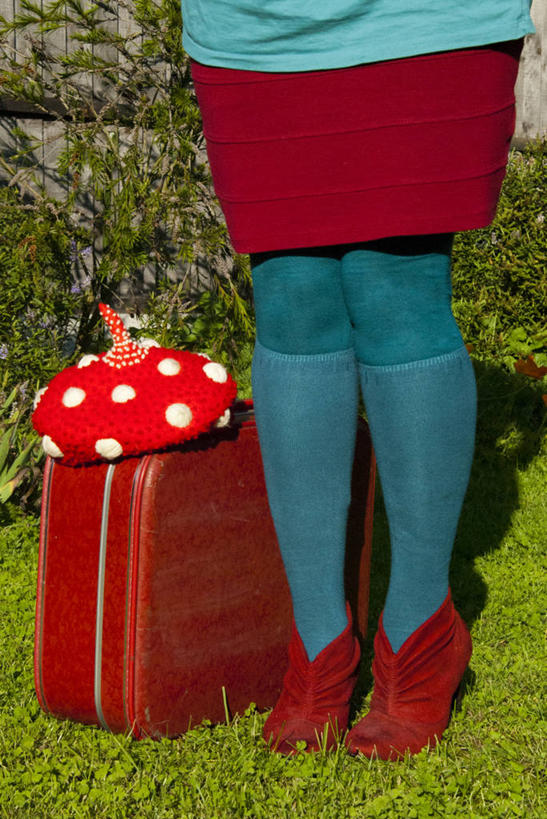 成年人,腿,一个人,站,竖图,室外,特写,白天,度假,时尚,旅途,帽子,手提箱,英国,仅一个女性,阴影,休闲装,草,红色,摄影,离开,长袜,等,四肢,艾塞克斯大学,彩图,旅行