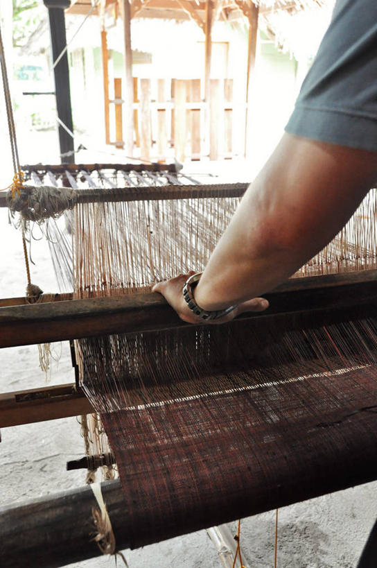 成年人,手,一个人,竖图,室内,白天,菲律宾,仅一个男性,织物,摄影,部分,技能,彩图,纺织工业,机织物
