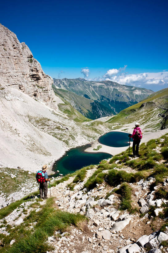 成年人,两个人,站,竖图,室外,白天,旅游,度假,湖,山,意大利,地形,挎包,休闲装,娱乐,草,背面,天空,自然,享受,休闲,放松,摄影,登山杖,冒险,休闲活动,彩图