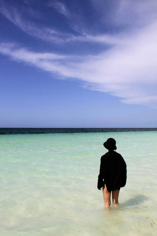 成年人,一个人,竖图,室外,白天,衬衫,度假,海洋,帽子,古巴,加勒比海,仅一个女性,水平线,云,外套,背面,黑色,风景,天空,自然,思考,摄影,宁静,拉丁美洲,休闲活动,彩图,独处