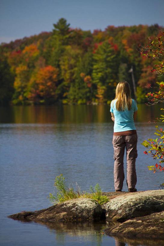 西方人,成年人,头发,一个人,站,竖图,室外,白天,湖,欧洲,美国,欧洲人,仅一个年轻女性,仅一个女性,仅一个人,休闲装,树,背面,天空,自然,金色,摄影,纽约州,阿迪朗达克州立公园,年轻女性,女人,女性,白种人,年轻人,岩石,秋天,休闲活动,彩图,独处