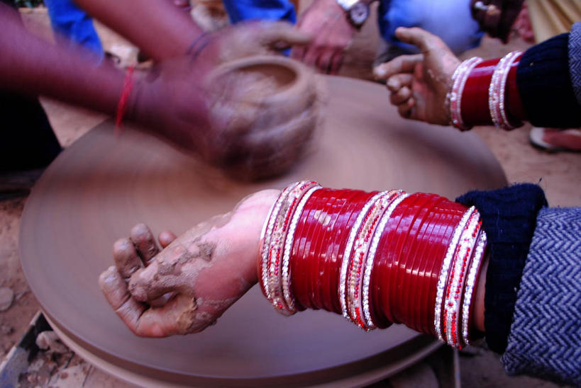 手,两个人,横图,室外,白天,花盆,印度,首都,旋转,做,摄影,部分,泥,创造力,陶工旋盘,新德里,陶工,技能,美术工艺,德里,彩图