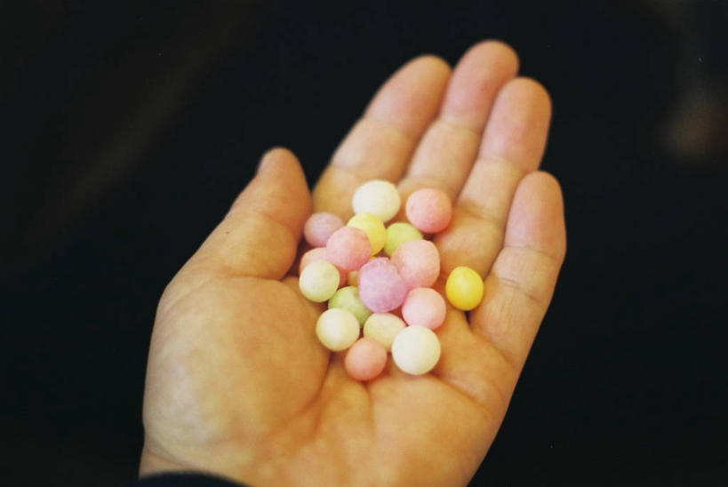 成年人,手,一个人,横图,室内,特写,日本,仅一个男性,糖果,拿着,摄影,多样,部分,彩图