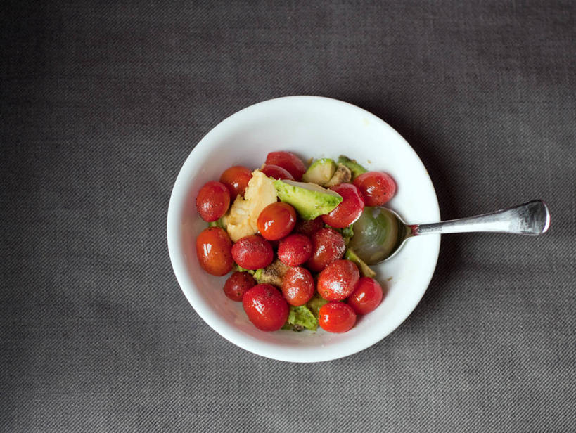 无人,横图,俯视,西红柿,新加坡,灰色背景,沙拉,首都,汤匙,碗,鳄梨,摄影,简单,清新,健康食物,新加坡市,彩图,高角度拍摄,影棚拍摄