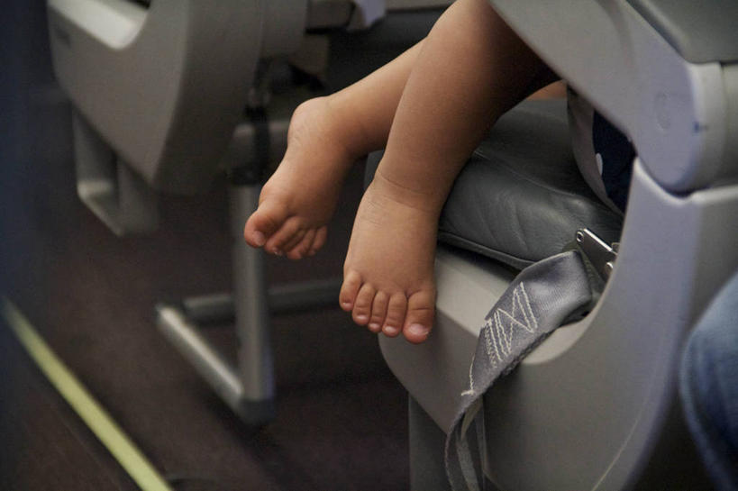 婴儿,腿,一个人,机场,横图,室内,特写,旅途,西班牙,首都,赤脚,马德里,运输,摄影,部分,车座,四肢,马德里巴拉哈斯机场,彩图,旅行