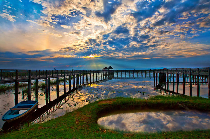 无人,横图,室外,白天,湖,美景,船,日光,泰国,停靠,反射,木制,景观,云,桥,风景,自然,景色,运输,摄影,停泊,自然风光,巴蜀,彩图