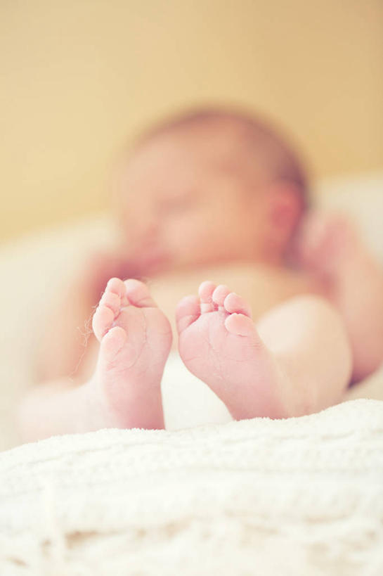 西方人,婴儿,儿童,一个人,竖图,室内,特写,纯洁,床,卧室,欧洲,美国,欧洲人,仅一个人,裸露,小孩,休息,赤脚,放松,可爱,童年,童趣,摄影,活泼,宝宝,裸,脚掌,童真,纯真,烂漫,无邪,马萨诸塞,开端,伶俐,天真,白种人,孩子,仰卧,彩图