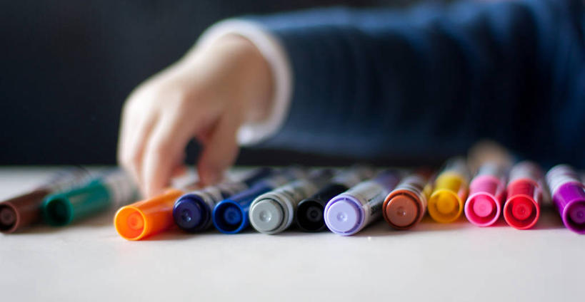 手,一个人,横图,室内,指示牌,美国,一排,整齐,标志,文字,拿着,标识,排列,手指,决定,童年,摄影,多样,部分,袖子,挑选,队列,加利福尼亚,选择,工匠,触摸,彩图,幼儿