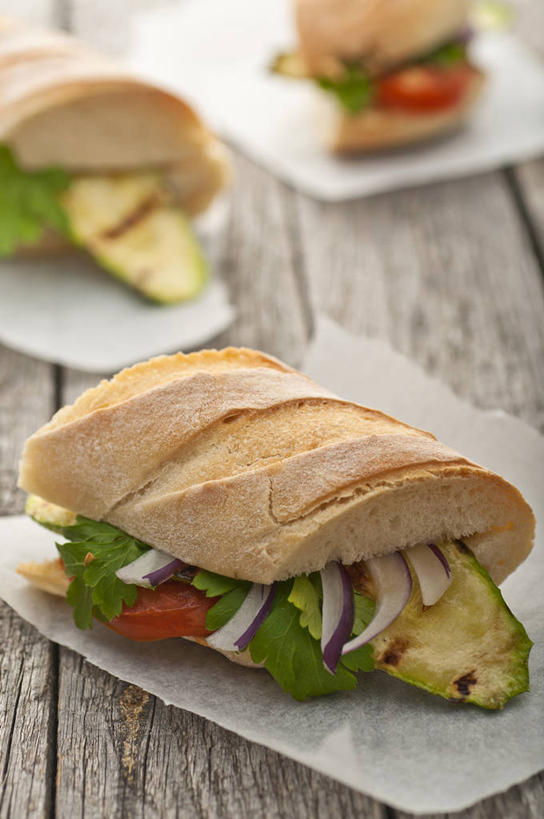 无人,竖图,特写,桌子,蔬菜,西红柿,洋葱,保加利亚,木制,三明治,食品,饮食,餐巾,芫荽叶,摄影,草本,清新,法式食品,健康食物,法式长棍面包,彩图