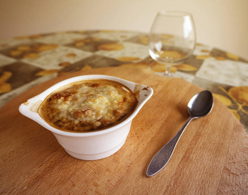 无人,横图,室内,特写,桌子,加拿大,木制,饮食,汤匙,碗,摄影,清新,洋葱汤,健康食物,玻璃杯,彩图