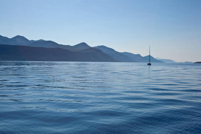 帆船,无人,横图,室外,白天,海洋,山,山脉,船,克罗地亚,自然,交通工具,帆,运输,摄影,航海,载具,万里无云,彩图