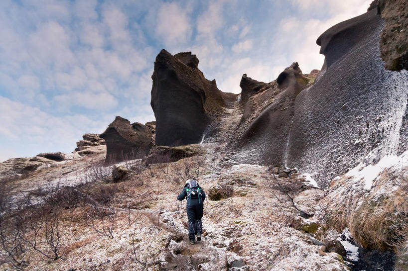 一个人,攀登,横图,室外,白天,旅游,度假,山,雪,娱乐,背面,天空,享受,休闲,放松,寒冷,摄影,背包客,登山杖,冒险,岩石,彩图,独处