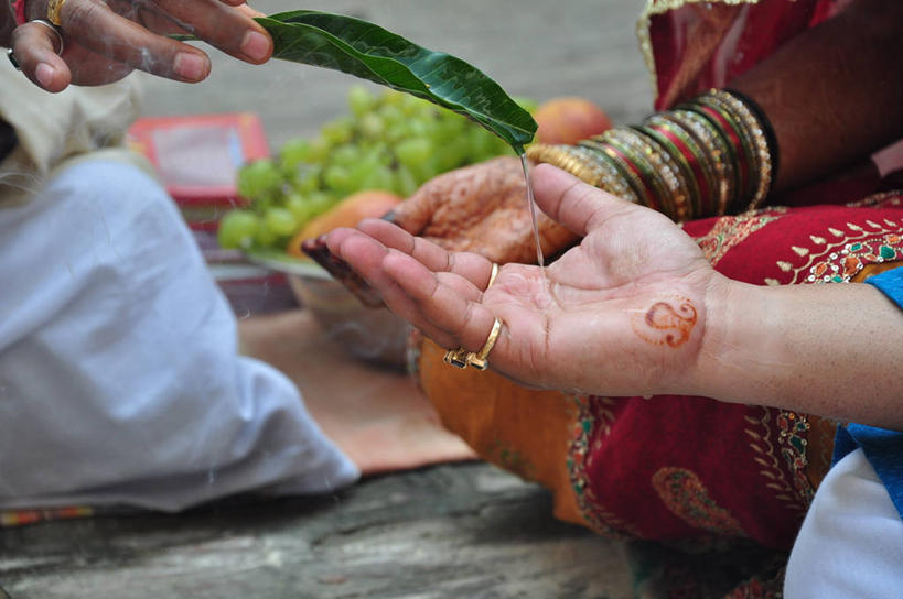 手,三个人,夫妻,坐,横图,室外,白天,爱情,水,水果,叶子,印度,倒,庆祝,浪漫,拿着,恩爱,恋人,摄影,宗教,部分,印度文化,北方邦,夫妇,情侣,彩图,伴侣,传统文化