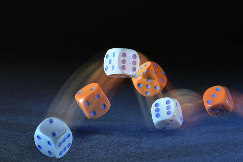 无人,跳,横图,室内,特写,多次曝光,赌博,运气,美国,骰子,斑点,数码合成,白色,橙色,翻滚,摄影,机会,扔,跳跃,彩图