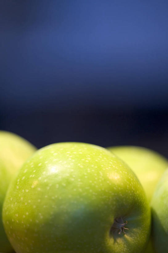 无人,竖图,特写,苹果,荷兰,蓝色背景,光线,光芒,绿色,青苹果,摄影,清新,健康食物,彩图,影棚拍摄