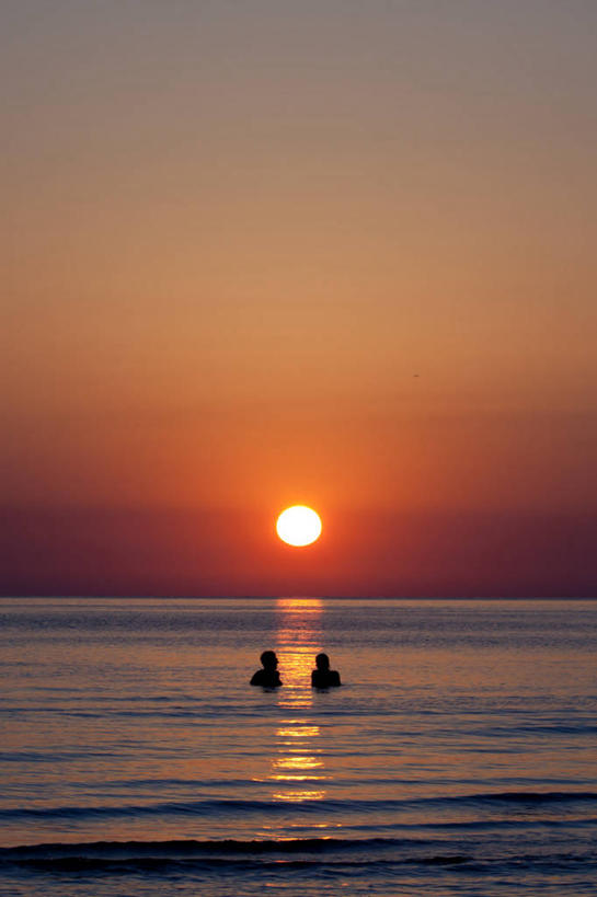 成年人,中年人,脸,头,脸颊,两个人,竖图,室外,留白,度假,日出,海洋,太阳,日光,意大利,反射,水平线,肩膀,天空,自然,波浪,橙色,摄影,照亮,剪影,异性恋,安科纳,中年男性,中年女性,头部,脸部,脸蛋,面部,休闲活动,彩图