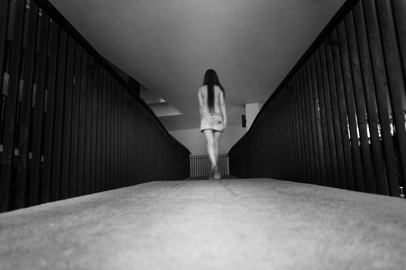 成年人,一个人,栏杆,横图,黑白,室内,白天,仰视,新加坡,仅一个女性,首都,休闲装,背面,摄影,新加坡市,长发,步行,低角度拍摄,独处