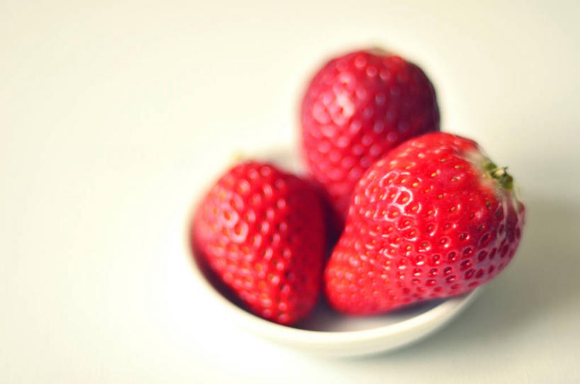 无人,横图,特写,白色背景,草莓,静物,荷兰,饮食,茶碟,四个,摄影,清新,健康食物,鹿特丹,彩图,影棚拍摄