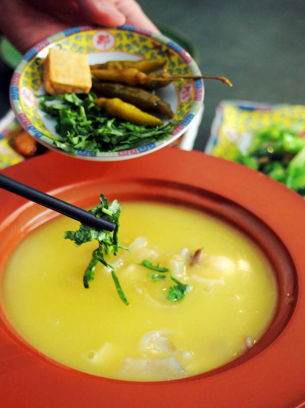 手,一个人,竖图,室内,特写,筷子,鲨鱼,北京,准备,食品,首都,拿着,盘子,摄影,欧芹,部分,鳍,健康食物,海产,彩图,装饰菜