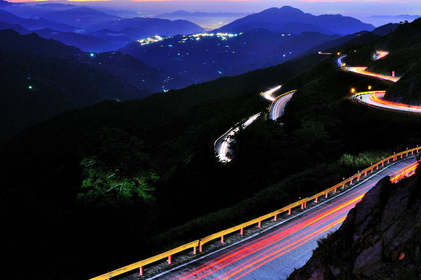无人,栏杆,横图,俯视,室外,夜晚,长时间曝光,山脉,台湾,弯曲,山路,黄色,红色,自然,运输,摄影,尾灯,宁静,迅速,照亮,照明设备,彩图,高角度拍摄