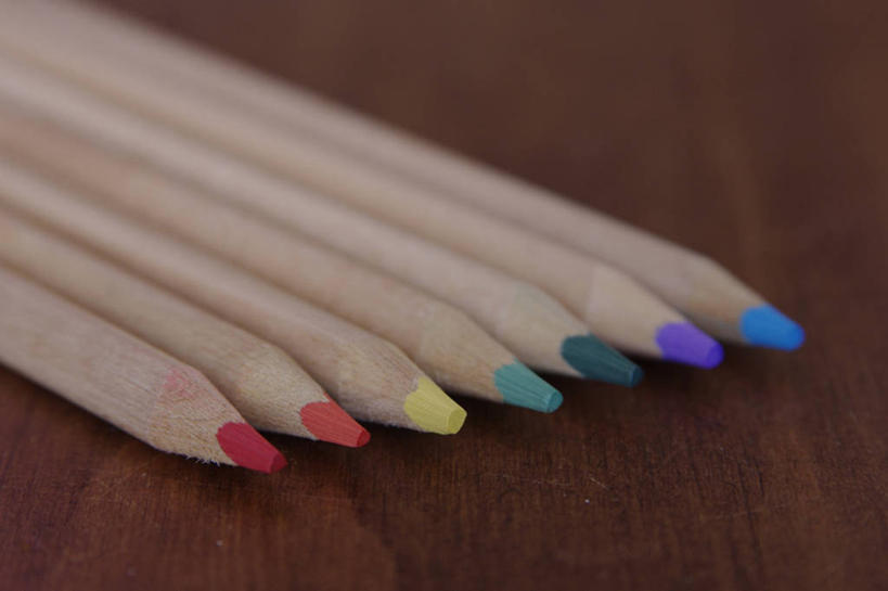 无人,横图,室内,白天,彩虹,桌子,西班牙,一排,整齐,木制,排列,摄影,多样,简单,队列,彩图,彩色铅笔