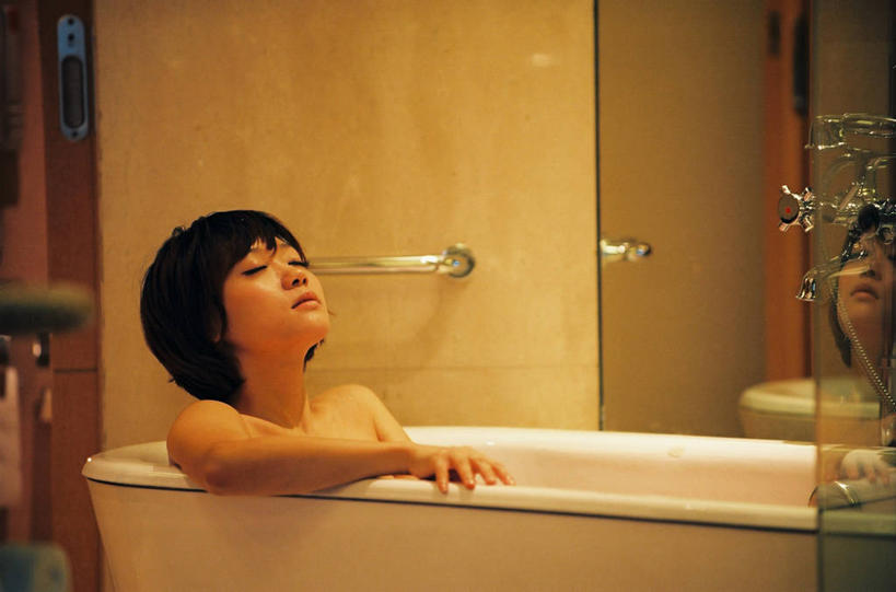 成年人,脸,头,脸颊,一个人,坐,横图,室内,化妆,美容,满意,镜子,浴室,上海,仅一个年轻女性,仅一个女性,仅一个人,护肤,反射,肩膀,把手,保养,享受,休息,休闲,健康,浴盆,放松,保健,摄影,卫生,养颜,年轻女性,女人,女性,中国人,年轻人,头部,脸部,脸蛋,面部,闭着眼睛,彩图,SPA美容,波波头