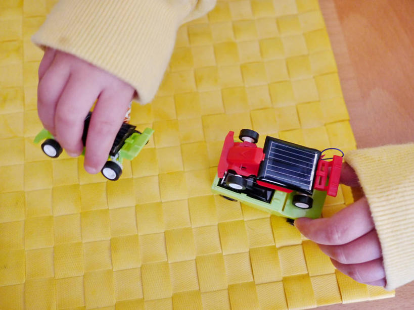 手,一个人,横图,室内,特写,玩具,德国,拿着,童年,摄影,部分,巴伐利亚,玩具车,休闲活动,彩图