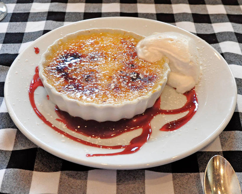 无人,横图,室内,特写,美国,反射,食品,番茄酱,桌布,白色,黑色,盘子,汤匙,甜食,摄影,北美,北美洲,清新,美洲,法式食品,法国文化,脆皮焦糖布丁,北亚美利加洲,亚美利加洲,密歇根,密歇根州,貂熊州,狼獾之州,狼獾州,彩图,美利坚合众国,生奶油,鞭打