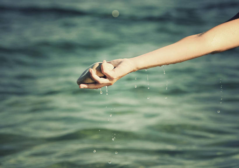 手,一个人,横图,室外,特写,白天,水,西班牙,光,水滴,拿着,自然,摄影,部分,四肢,巴伦西亚省,手臂,海滩,休闲活动,彩图